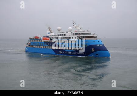 La nave da crociera portoghese MS OCEAN ALBATROS che arriva in condizioni meteorologiche nebbiose Foto Stock