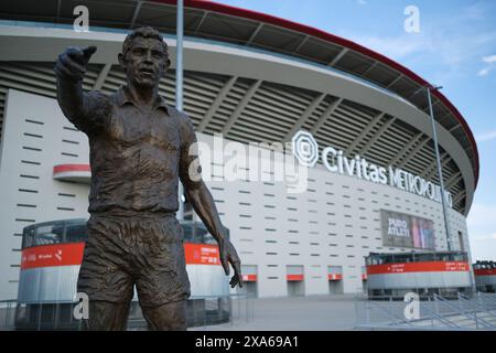 Vista della bandiera dell'Atletico de Madrid al Cívitas Metropolitano S con lo scudo tradizionale al posto di quello nuovo, che è rimasto in vigore da qui Foto Stock