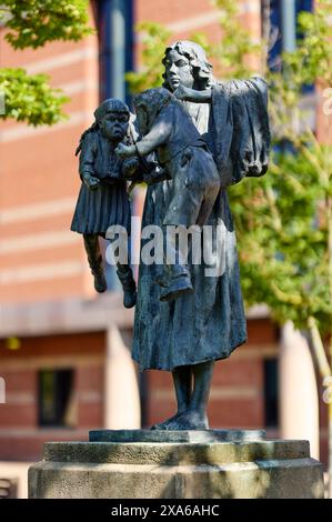 Statua di Scales of Justice fuori dai tribunali di Middlesbrough Foto Stock