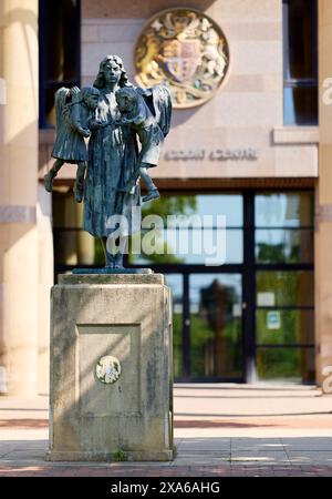 Statua di Scales of Justice fuori dai tribunali di Middlesbrough Foto Stock