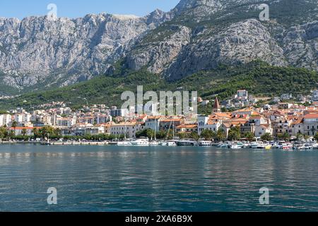 Scopri la bellezza di Makarska, una popolare destinazione turistica in estate, in Croazia Foto Stock