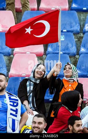 Bologna, Italia. 4 giugno 2024. Tifosi del Turkiye durante l'amichevole internazionale tra Italia e Turkiye allo Stadio Renato Dall'Ara il 4 giugno 2024 a Bologna, Italia Credit: Giuseppe Maffia/Alamy Live News Foto Stock