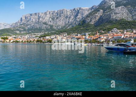 Scopri la bellezza di Makarska, una popolare destinazione turistica in estate, in Croazia Foto Stock