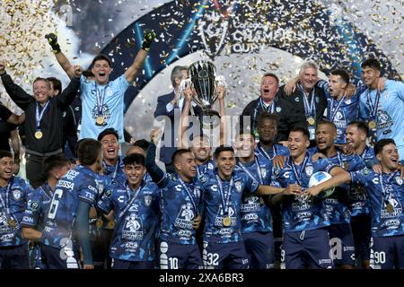 Pachuca De Soto, Messico. 1 giugno 2024. Gustavo Cabral n. 22 di Pachuca festeggia con i suoi compagni di squadra dopo aver vinto la finale della CONCACAF Champions Cup 2024 tra Columbus Crew e Tuzos de Pachuca all'Estadio Hidalgo. Pachuca batte Columbus Crew 3-0. Il 1° giugno 2024 a Pachuca, Messico. (Foto di Ismael Rosas/ Eyepix Group/Sipa USA) credito: SIPA USA/Alamy Live News Foto Stock