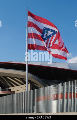 Madrid, Spagna. 4 giugno 2024. Vista della bandiera dell'Atletico de Madrid al Cívitas Metropolitano S con il tradizionale scudo al posto del nuovo, che è rimasto in vigore dal 2017 al 2024, Madrid, 4 giugno 2024 Spagna Credit: SIPA USA/Alamy Live News Foto Stock