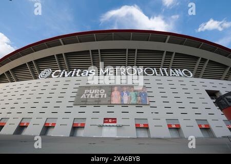 Madrid, Spagna. 4 giugno 2024. Vista della bandiera dell'Atletico de Madrid al Cívitas Metropolitano S con il tradizionale scudo al posto del nuovo, che è rimasto in vigore dal 2017 al 2024, Madrid, 4 giugno 2024 Spagna Credit: SIPA USA/Alamy Live News Foto Stock