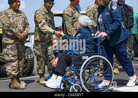 Un veterano americano della seconda guerra mondiale stringe la mano a un soldato americano dopo essere arrivato a Deauville, in Francia, il 3 giugno 2024 per il 80° anniversario delle celebrazioni del D-Day. La commemorazione del D-Day 80 serve a onorare i sacrifici dei membri del servizio degli Stati Uniti fatti 80 anni fa per garantire la pace e la sicurezza, e ispirare le generazioni future a valorizzare una visione collettiva della pace globale. (Foto dell'esercito degli Stati Uniti del 1st Sgt. John Etheridge) Foto Stock