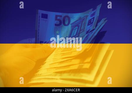 Tenere a mano banconote in euro con la bandiera Ucraina come sfondo. Foto Stock