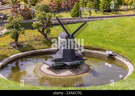 Una miniatura di un mulino Paltrokmolen all'interno di Madurodam a Den Haag, nei Paesi Bassi Foto Stock