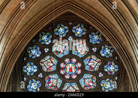 Truro.cornwall.Regno Unito. 8 aprile 2024. Veduta del rosone occidentale all'interno della cattedrale di Truro in Cornovaglia Foto Stock