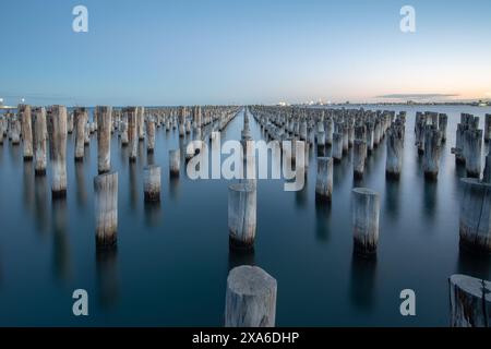 Una vista panoramica del Princes Pier nella città di Melbourne al tramonto Foto Stock