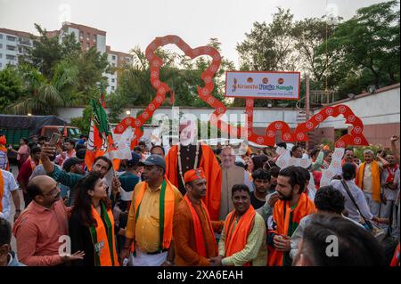 Nuova Delhi, India. 4 giugno 2024. I sostenitori del Bharatiya Janata Party (BJP) visti fuori dal quartier generale celebrano la vittoria del partito alle elezioni generali del 2024. Il Partito Bharatiya Janata è il partito politico che ha ottenuto il maggior numero di seggi alle elezioni generali. Credito: SOPA Images Limited/Alamy Live News Foto Stock