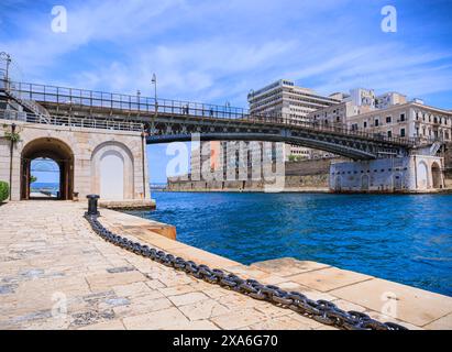 Veduta del Ponte Girevole, simbolo di Taranto in Puglia. Foto Stock