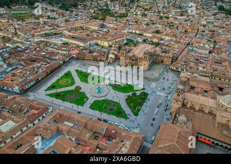 Vista aerea della città vecchia di Cusco, Perù, con Plaza de Armas e la Cattedrale di Cusco Foto Stock