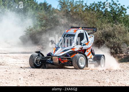 Anogyra, Cipro - 29 gennaio 2023: Autodromo Speed Car Wonder su un sentiero sterrato polveroso, che solleva nuvole di polvere Foto Stock