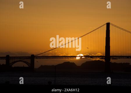 Golden Gate Bridge di San Francisco durante il tramonto. Foto Stock
