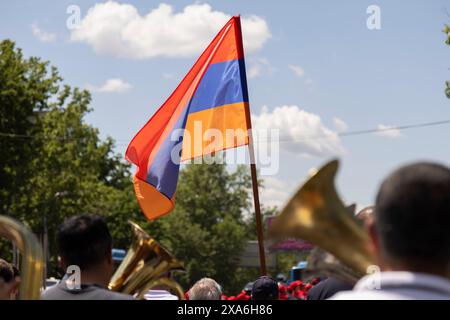 I musicisti con trombe e la bandiera armena si esibiscono per una folla. Foto Stock