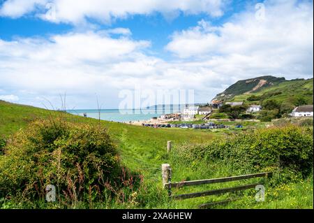 Campeggi e luoghi di villeggiatura nell'ondulato paesaggio rurale di Bridport, Dorset, vista da Doghouse Hills in primavera, Inghilterra Foto Stock