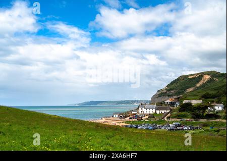 Campeggi e luoghi di villeggiatura nell'ondulato paesaggio rurale di Bridport, Dorset, vista da Doghouse Hills in primavera, Inghilterra Foto Stock