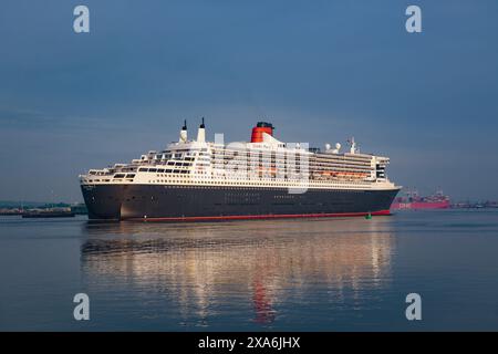 Southampton Regno Unito 12 maggio 2024 - Queen Mary 2 transatlantico transatlantico transatlantico in arrivo al porto di Southampton. Cunard nave passeggeri in viaggio Foto Stock