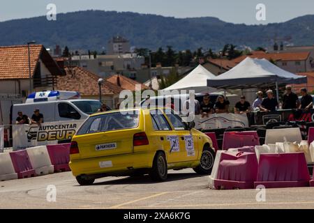 Una Skoda Felicia gialla gareggia in una mostra di auto d'epoca a Zara, Croazia. Foto Stock
