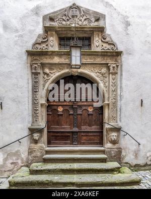 Una porta medievale in legno al municipio di Rothenburg ob der Tauber, Baviera, Germania. Foto Stock
