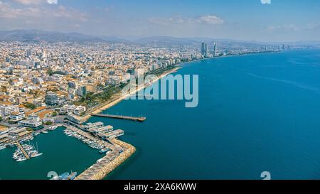 Vista aerea delle barche attraccate in un porto con edifici cittadini e cielo a Limassol Marina, Cipro Foto Stock