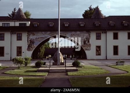 Bad Toelz, Germania. 6/1990. Flint Kaserne. La SS-Junkerschule Bad Tölz era una SS-Junkerschule. Servì come centro di formazione per ufficiali per le Waffen-SS. La scuola fu fondata nel 1937 e costruita dall'architetto Alois Degano. Si trova nella città di Bad Tölz, a circa 48 km a sud di Monaco. Le strutture principali erano a prova di semi-bomba, con 3 piani fuori terra e 4 sotto. La scuola rimase in funzione fino alla fine della seconda guerra mondiale nel 1945. Dopo la guerra, l'ex SS Junker School fu la base di un battaglione del 3rd US Army fino al 1991. Foto Stock