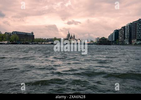 Splendida vista della Basilica di San Nicola sul lungomare di Amsterdam, Paesi Bassi. Foto Stock