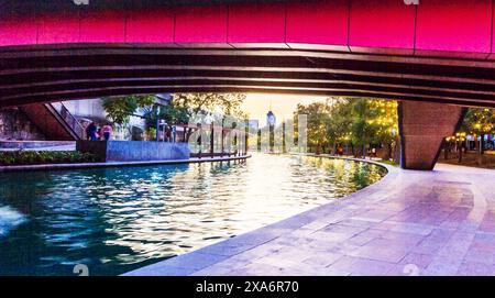 Paesaggio sotto il ponte del lungomare di Santa Lucia dove splende il fiume- Foto Stock