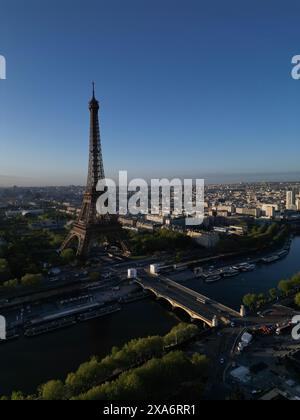 Una vista aerea della Torre Eiffel all'alba, con vedute della Senna a Parigi, Francia Foto Stock