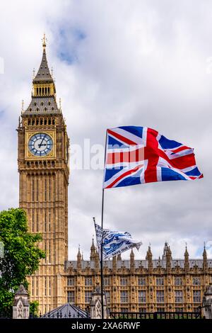 A Union Flag (alias Union Jack) volando accanto al Big Ben (alias Queen Elizabeth Tower) Westminster, Londra, Regno Unito. Foto Stock