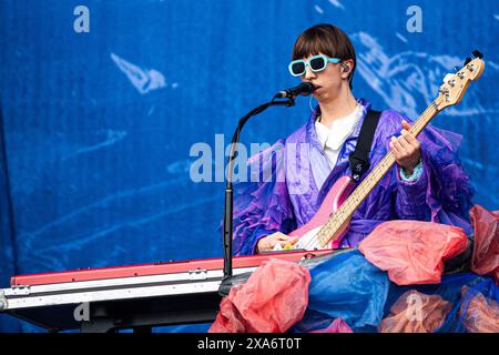 Der Sänger Johann Bonitz von der Band Blond bei seinem Auftritt auf dem Kesselfestival am 01.06.2024 a Stoccarda. Stuttgart Cannstatter Wasen Baden-Württemberg Deutschland *** il cantante Johann Bonitz della band Blond durante la sua esibizione al Kesselfestival il 01 06 2024 a Stoccarda Stoccarda Cannstatter Wasen Baden Württemberg Germania Foto Stock