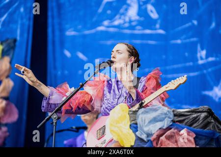 Die Sängerinnen Nina Kummer von der Band Blond bei ihrem Auftritt auf dem Kesselfestival AM 01.06.2024 a Stoccarda. Stuttgart Cannstatter Wasen Baden-Württemberg Deutschland *** la cantante Nina Kummer della band Blond durante la sua esibizione al Kesselfestival il 01 06 2024 a Stoccarda Stuttgart Cannstatter Wasen Baden Württemberg Germania Foto Stock