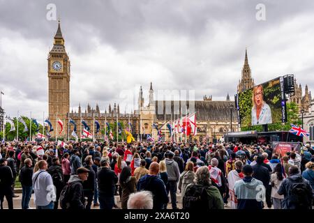 La folla si riunisce in Parliament Square per ascoltare i discorsi degli attivisti politici Katie Hopkins e altri dopo Un raduno contro la polizia di 2 livelli, Londra, Regno Unito. Foto Stock