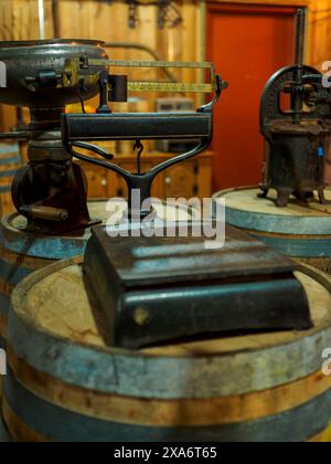 Diverse macchine posizionate in cima ai fusti in fila Foto Stock