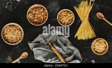 Vista dall'alto di vari tipi di pasta in ciotole Foto Stock