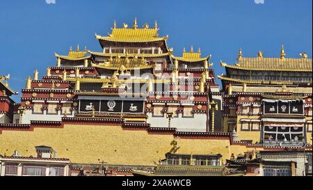 Il bellissimo monastero di Songzanlin nella città di Shangri-la, provincia dello Yunnan, Cina Foto Stock