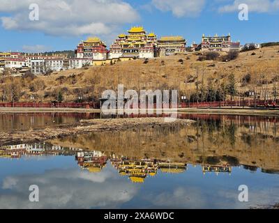 Il bellissimo monastero di Songzanlin nella città di Shangri-la, provincia dello Yunnan, Cina Foto Stock