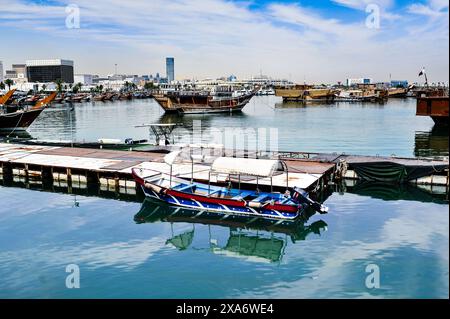 Le barche attraccavano nel porto vecchio di Doha, Corniche, Doha, Qatar Foto Stock