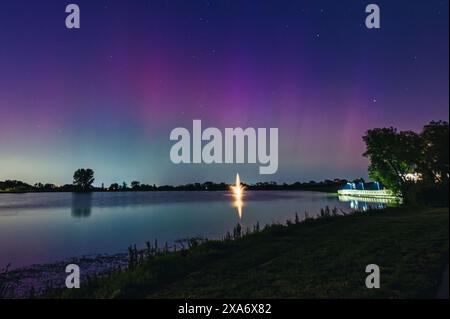 La vibrante aurora boreale si illumina sopra un lago Foto Stock