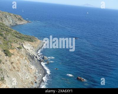 Una vista aerea dell'oceano in una giornata limpida Foto Stock