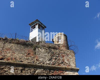Una torre in mattoni con un faro in cima Foto Stock