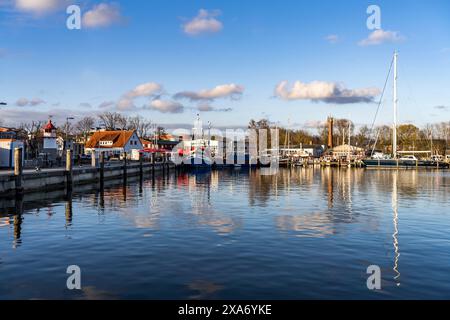 Al porto di Lauterbach, Putbus, Ruegen Island, Meclemburgo-Pomerania occidentale, Germania Foto Stock