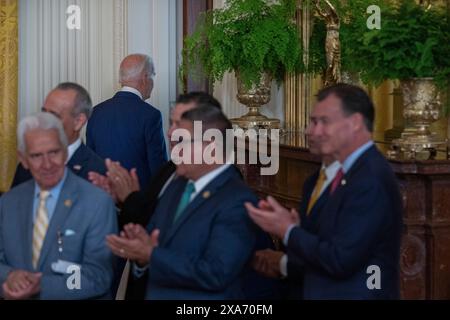 I membri della camera dei rappresentanti degli Stati Uniti applaudono mentre il presidente degli Stati Uniti Joe Biden esce dalla stanza dopo aver pronunciato osservazioni sul confine nella sala orientale della Casa Bianca a Washington, DC, martedì 4 giugno 2024. Il Presidente Biden ha annunciato un ordine esecutivo che limita i migranti a chiedere asilo quando attraversano illegalmente il confine meridionale. Crediti: Annabelle Gordon/CNP Foto Stock