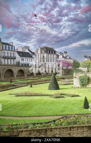 Vannes, città medievale in Bretagna, vista sul giardino dei bastioni Foto Stock