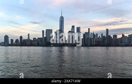 vista dello skyline di downtown manhattan (new york da jersey city) destinazione turistica di viaggio (dopo il tramonto, il crepuscolo, la notte, il buio) riflesso dell'acqua a hudson ri Foto Stock