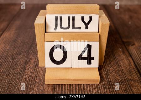 04 luglio calendario in legno su sfondo bianco Foto Stock