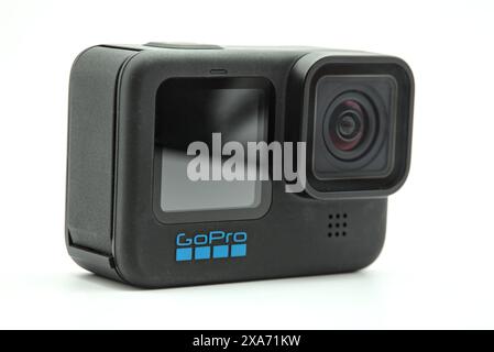 Action camera GoPro Hero 10 isolata su sfondo bianco. Foto Stock