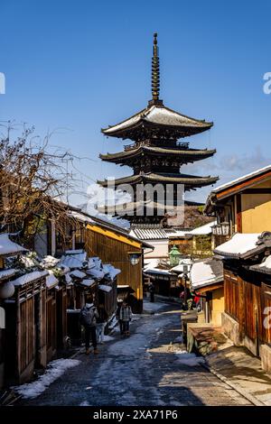 Rara vista di una Pagoda Yasaka ricoperta di neve da Sannen Zaka Street, nel quartiere della città vecchia di Kyoto, in Giappone Foto Stock